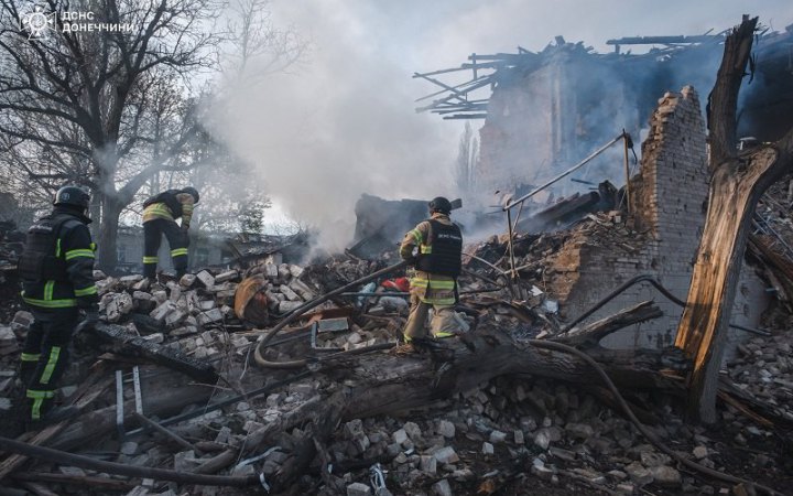 ​У Костянтинівці на місці влучання російської авіабомби з-під завалів дістали тіла жінки та дитини