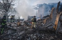 ​У Костянтинівці на місці влучання російської авіабомби з-під завалів дістали тіла жінки та дитини