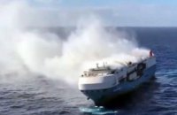 В водах Атлантики загорелось судно с 4 тыс. элитных Porsche, Bentley и Volkswagen
