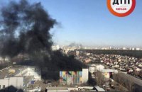 ​В Киеве горело здание возле станции метро "Бориспольская", есть пострадавшие