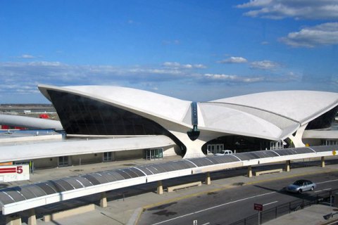 В аэропорту Нью-Йорка эвакуировали пассажиров самолета из Москвы из-за сообщения о бомбе
