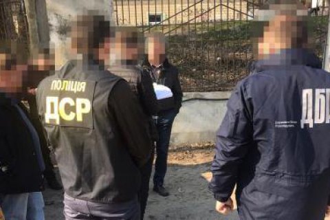 Чиновникам Нацгвардии и таможни сообщили подозрение во ввозе брендовой одежды под видом "гуманитарки"