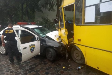 Во Львове автомобиль охранной фирмы врезался в маршрутку