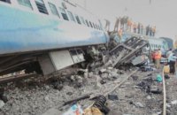 При сходе поезда с рельсов в Индии погибли 36 человек