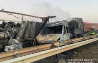 На трасі Київ-Одеса зіткнулися дві вантажівки та три легковики, троє людей загинули
