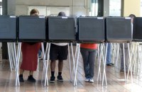 WP: після погроз Трампа дедалі більше демократів голосують особисто 