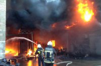 У передмісті Дніпра виникла велика пожежа на складі пластика