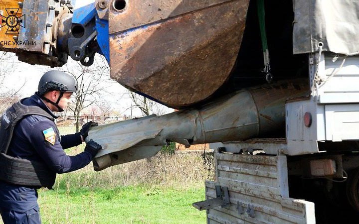 Окупанти скинули півтонну авіабомбу на подвір'я у Запорізькій області