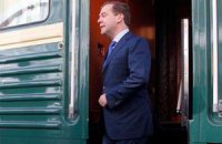 Медведев, в ходе рабочего визита, сошел с поезда попить квас