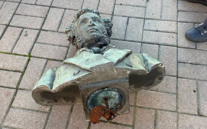 Учасник знесення бюсту Пушкіна в Києві заявив про "переслідування громадських активістів"