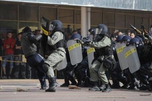 Милиционеры избивали лежащего болельщика "Металлиста"