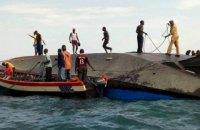 В трюме перевернувшегося в Танзании парома нашли выжившего мужчину