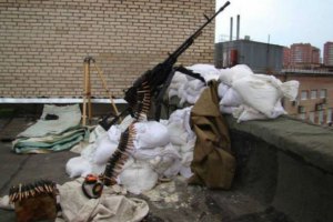 Боевики ведут огонь из пулемета в Дзержинске