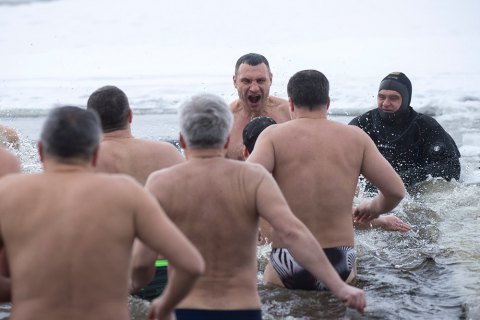 Кличко с замами и главами райадминистраций искупался в Днепре
