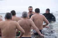 Кличко с замами и главами райадминистраций искупался в Днепре