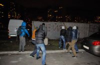 В Киеве на Позняках драка между местными жителями и милицией, сносят строительный забор (ДОБАВЛЕНЫ ФОТО)