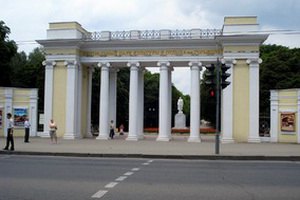 В парке Горького сожгли два трактора