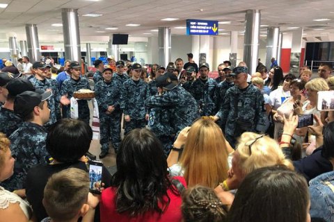 ​Воронченко наградил освобожденных моряков орденами и очередными воинскими званиями