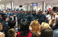 ​Воронченко наградил освобожденных моряков орденами и очередными воинскими званиями