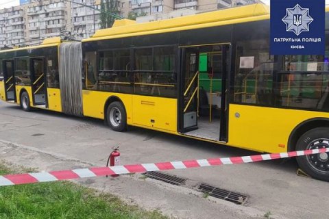 В Киеве 27-летний мужчина бросил в троллейбус "коктейль Молотова" (обновлено)