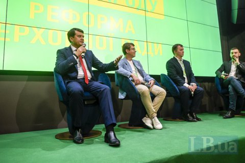 Разумков повідомив, що не поїде на засідання "Слуги народу" в Трускавець, бо його не запрошували 
