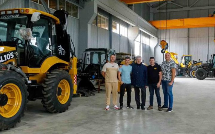Порошенко повідомив, що законтрактував екскаватори українського виробництва для фронту