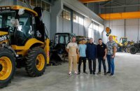 Порошенко повідомив, що законтрактував екскаватори українського виробництва для фронту