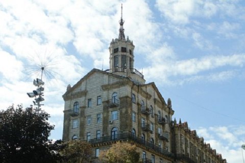 В Киеве со здания на Крещатике демонтировали гигантский флагшток