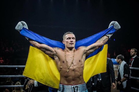 Усик нокаутировал Хука и вышел в полуфинал боксерской Лиги чемпионов 