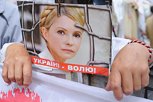 Сторонников Тимошенко у суда около 200, противников - 150