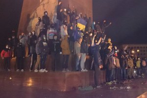 В Харькове активисты установили крест на месте снесенного Ильича