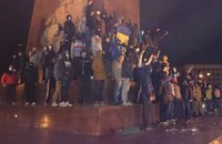 В Харькове активисты установили крест на месте снесенного Ильича