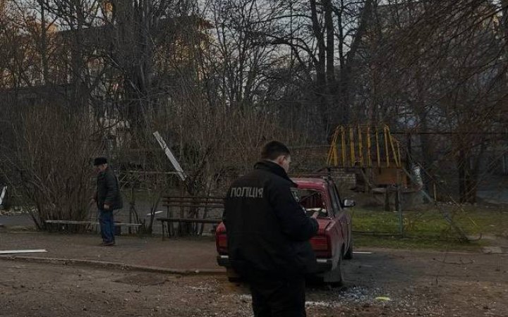 Внаслідок чергових обстрілів передмістя Херсона троє людей отримали поранення