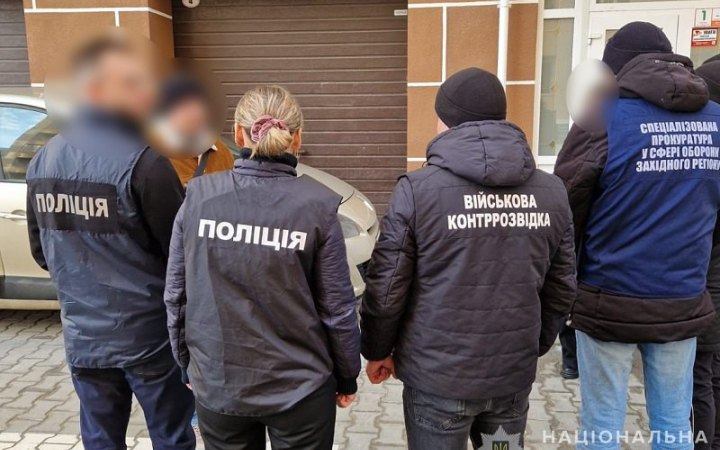 $10 тисяч за непридатність до служби: На Хмельниччині викрито працівника ТЦК та лікаря-стоматолога 