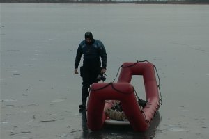 В озере на Позняках рыбаки не успели спасти пожилого мужчину