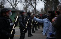 У США правоохоронці розігнали сльозогінним газом мітинг проти вбивства поліцією афроамериканця