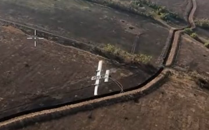 Український FPV-дрон із сіткометом перехопив російський БпЛА «Молния-2»