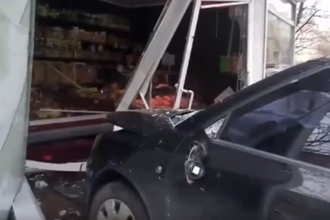 В Киеве пьяный водитель сбил трехлетнюю девочку на тротуаре и влетел в киоск