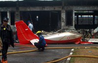В Индонезии самолет врезался в жилой дом