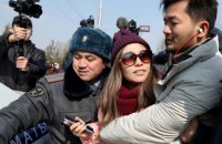 Люди в масках и милиция сорвали женский марш в Кыргызстане