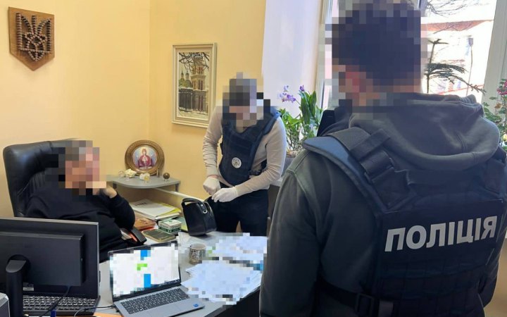Лікар ВЛК вимагав у військового 5 тисяч доларів за визнання непридатним до служби, – Офіс Генпрокурора