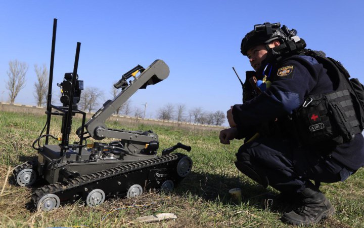 На Херсонщині сьогодні шестеро піротехніків ДСНС загинули внаслідок ворожого обстрілу 