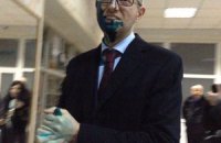 Яценюка и Турчинова облили зеленкой после встречи с Тимошенко