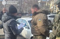 У Запоріжжі затримали посадовця ВСП, який за гроші допомагав чоловікам виїжджати за кордон