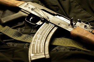 Двое сотрудников свердловской колонии устроили перестрелку из автоматов