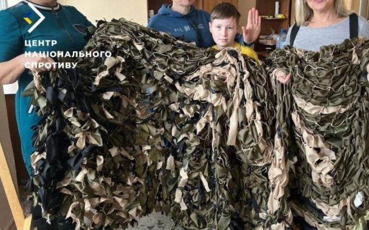 Росіяни змушують українських дітей на окупованих територіях плести маскувальні сітки