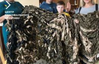 Росіяни змушують українських дітей на окупованих територіях плести маскувальні сітки