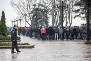 "Титушки" забросали журналистов "5 канала" палками и камнями 
