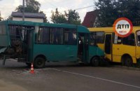 Чотири людини постраждали під час зіткнення трьох маршруток у Вишневому