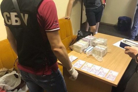 ​В Запорожье СБУ задержала руководителя землеустроительного предприятия при получении 1 млн взятки
